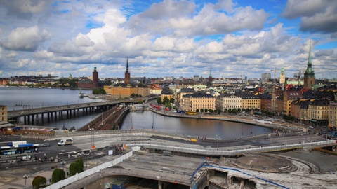 Swedish Road Near Stockholm Charges Electric Vehicles As They Drive