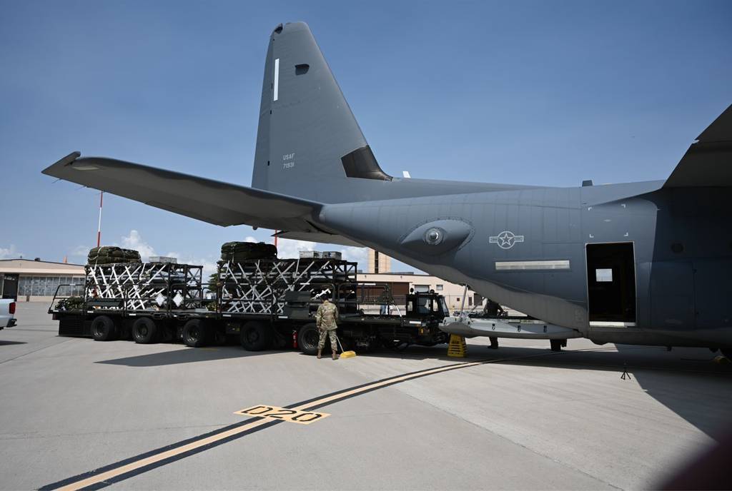 US Air Force Rapid Dragon Palletized Munition System Seeks To Launch Cruise Missiles From Back of Aircraft